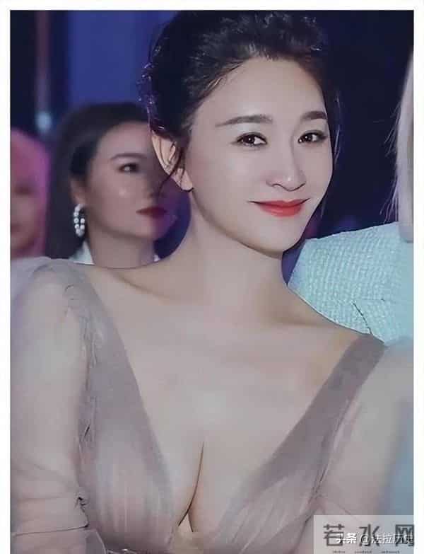 “露奶装”，“开裆裤”，大街上的牛鬼蛇神，演绎现实的罗刹海市