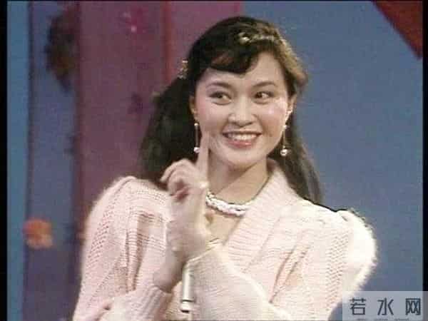 她7岁演小萝卜头 大二搭戏陈佩斯刘晓庆 央视春晚首位英语主持