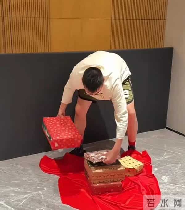 杨子姗晒老公吴中天扮圣诞老人给女儿送礼物，2岁女儿软萌很可爱