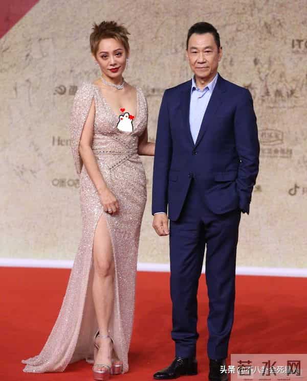 雷人肚兜、辣眼透视装?女星早年奇葩红毯,美貌成“灾难”