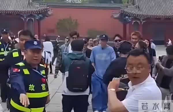 44岁小沈阳现身故宫,没人认识还找三个保镖清道 网友嘲讽:谱真大