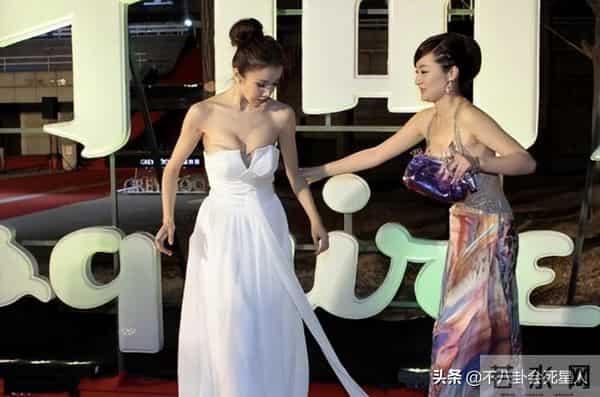 离奇走光、认错人、腋下出汗，这些女星尴尬瞬间，看得人哭笑不得