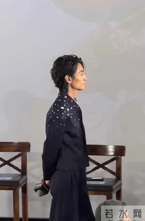 陈晓瘦成纸片人，宣传现场体力不支直喘粗气，看题板要眯眼驼背