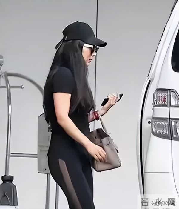 被谢贤养了12年，用青春换来2000万的Coco，已经走上了另一条道路