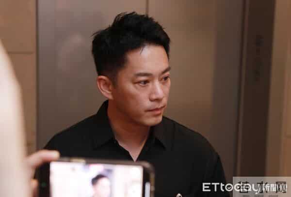 杨佑宁送父最后一程！紧牵老婆现身「鞠躬致意」　好友见他坚强泛泪喊话