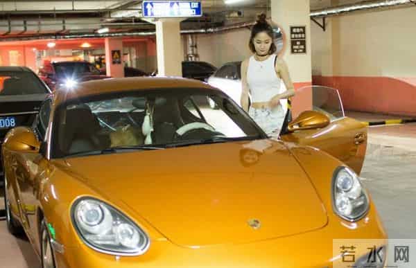 27岁肉蒲团女主角蓝燕近照，住豪宅开豪车，家族一半人移民美国