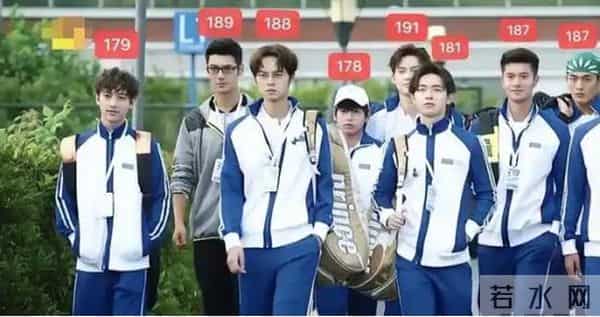 矮个男星虚报身高，穿高跟鞋、踩箱子，跟女明星同框就原形毕露