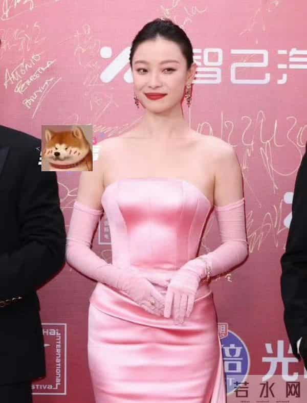 有一种“尴尬”叫张子枫玩性感，身材平平无奇，却偏要露点什么