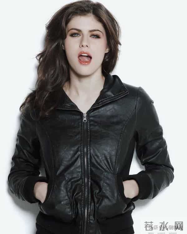 她能一眼望穿你灵魂深处,任何穿搭在她身材和眼神面前都黯然失色