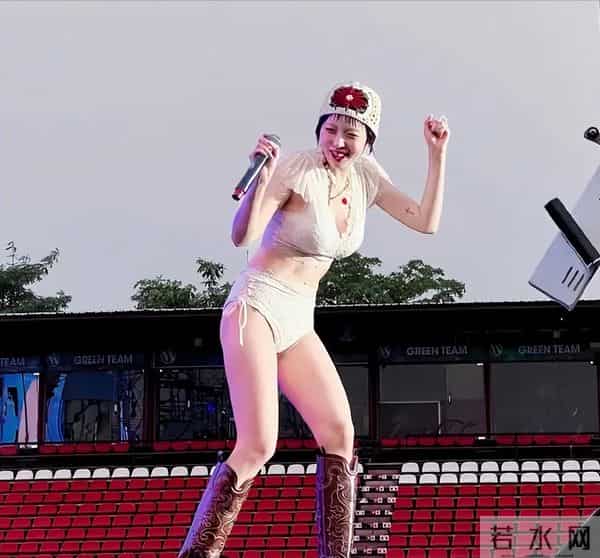 穿衣自由引发争议，这些女明星的穿衣风格究竟有没有错？