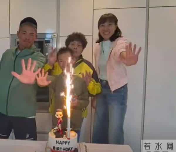 林丹和妈妈在西班牙的独栋别墅里为儿子庆生，与谢杏芳同框显瘦小
