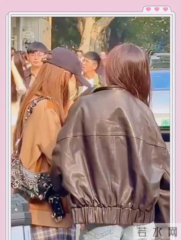 Angelababy和闺蜜现身上海街头被偶遇，baby打扮时髦，少女感