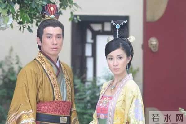 《宫心计》花絮曝光,陈豪自己补妆,杨怡戏服下的破洞牛仔裤亮了