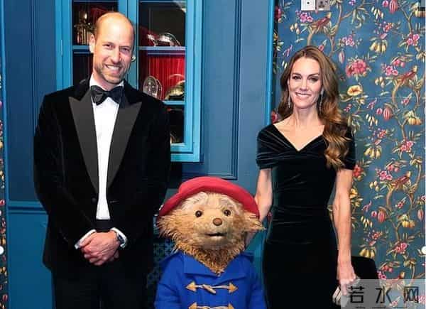 威廉王子在皇家综艺汇演前对凯特做出亲密举动被拍到,画面曝光