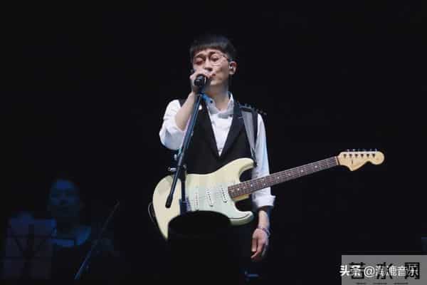 杨坤称他为偶像,幕后打拼8年凭一首歌走红,经历比李荣浩还惨