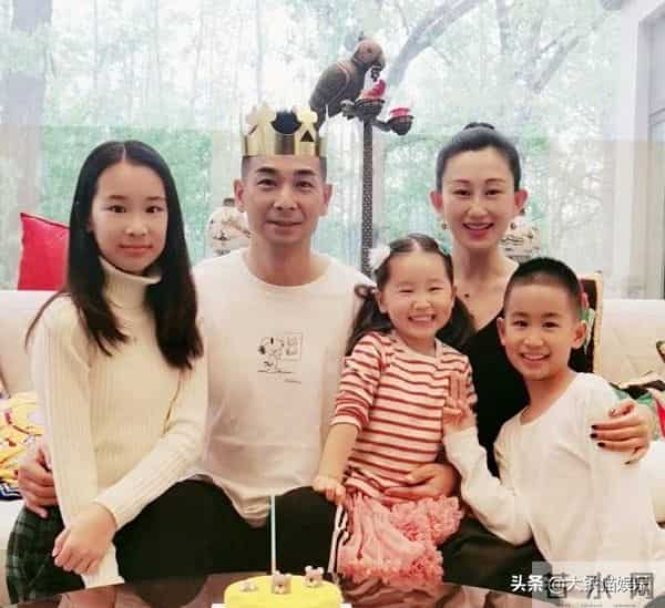 《披荆哥哥》首播，嫂子们组团秀恩爱，太太团12位成员颜值差异大