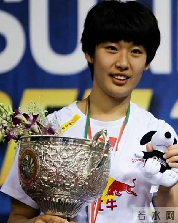 羽毛球奥运冠军于洋：运动生涯悲情，退役卖衣服，婚恋成谜