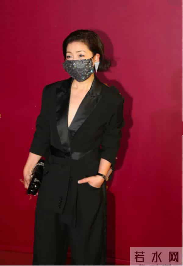 香港一慈善晚宴众星云集！何超琼与同性密友同台，叶童夫妇罕合体