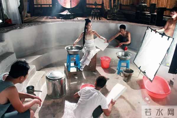 难怪电视里只有上半身,镜头下移后,是不能看的尴尬全景