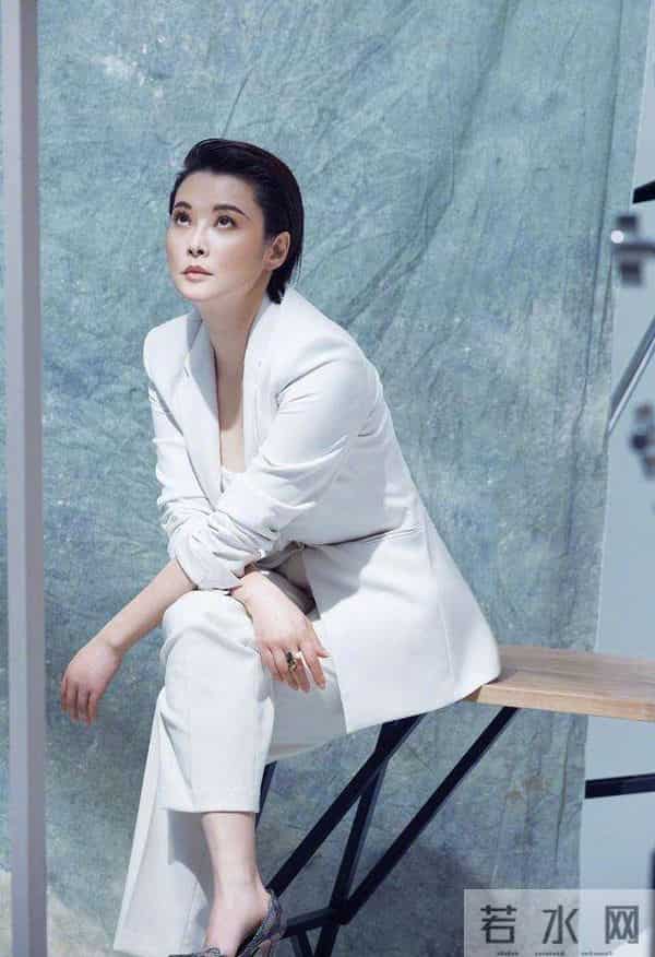 袁立到底经历了啥?脖子肉层叠腰身圆滚似大妈,把口罩套在胳膊上