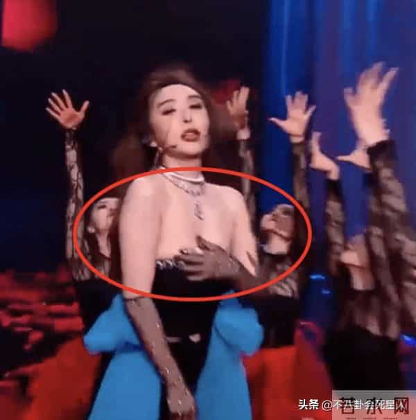 离奇走光、认错人、腋下出汗，这些女星尴尬瞬间，看得人哭笑不得