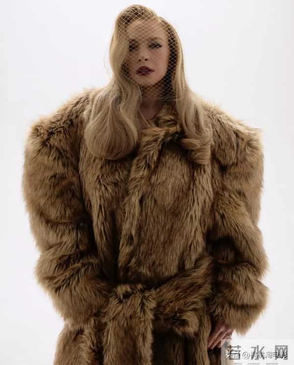 林赛·罗韩亮相捷克版《VOGUE》，金发红唇雍容贵妇造型状态回春