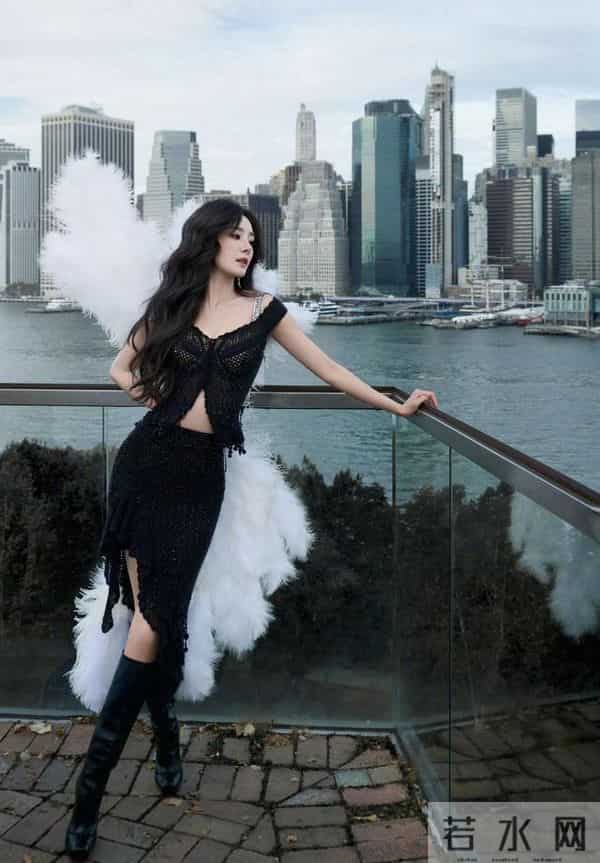 时尚女王杨幂参加维密大秀 穿镂空闪钻胸衣性感撩人