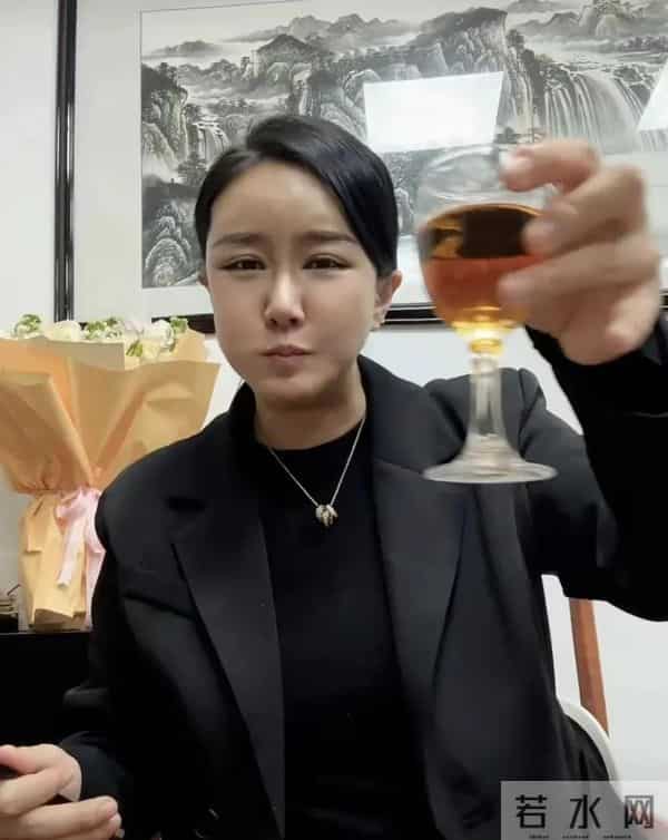 还记得《喜爱夜蒲2》里的女主“张暖雅”吗?