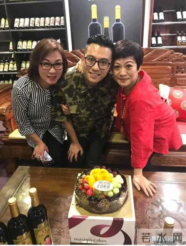 郭靖师傅~斑斑,主持过央视春晚,前夫惠天赐,姐姐森森