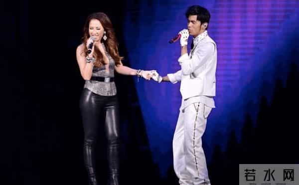 从吴亦凡顺杆爬到周杰伦，与房祖名夜店买醉搂嫩模？网友脑洞太大