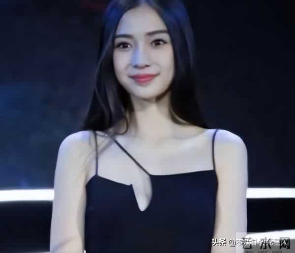 离奇走光、认错人、腋下出汗，这些女星尴尬瞬间，看得人哭笑不得