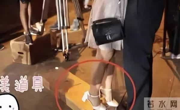 难怪电视里只有上半身,镜头下移后,是不能看的尴尬全景