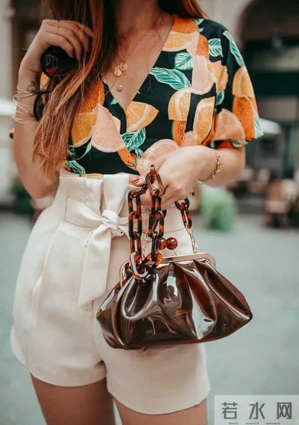 让她们美出天际的包包，居然赢在一根“条”上？