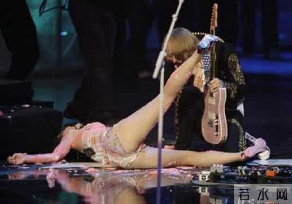 明星出丑尴尬一幕 你还敢这么穿么?