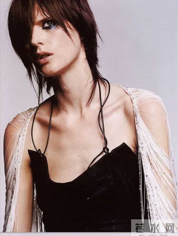 英国“贵族”超模突然离世!雌雄同体的美惊艳世人,曾是老佛爷挚爱…