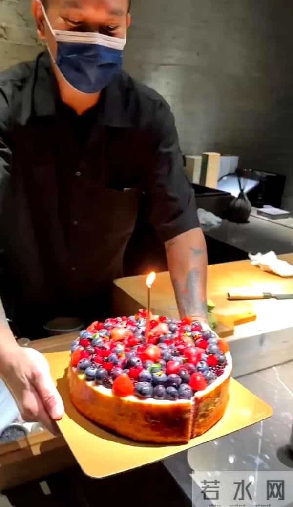 林心如和许玮甯给蓝心湄过生日，她们吃日料庆祝，林心如素颜很美