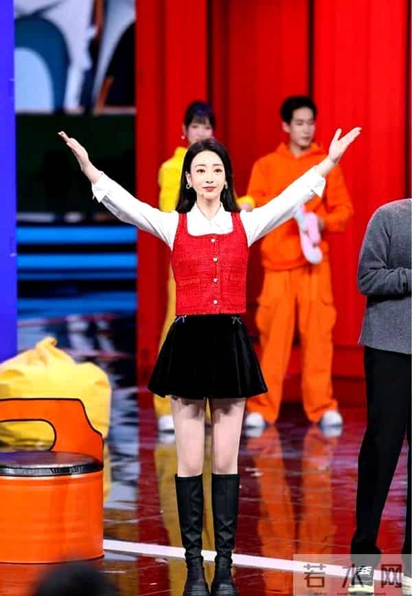 44岁“柳岩”穿全包瑜伽服，一身黑挡不住好身材，一般人真学不来