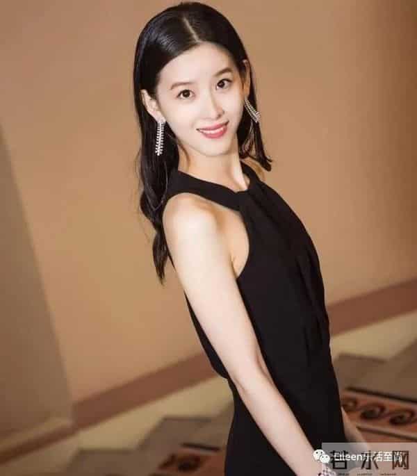 合影被裁？奶茶妹妹的千亿名媛晋级路还有多长？