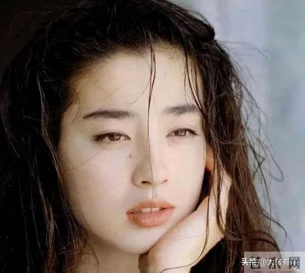 日本女神18岁“一脱成名”,身姿曼妙曲线优美,是被亲妈出卖