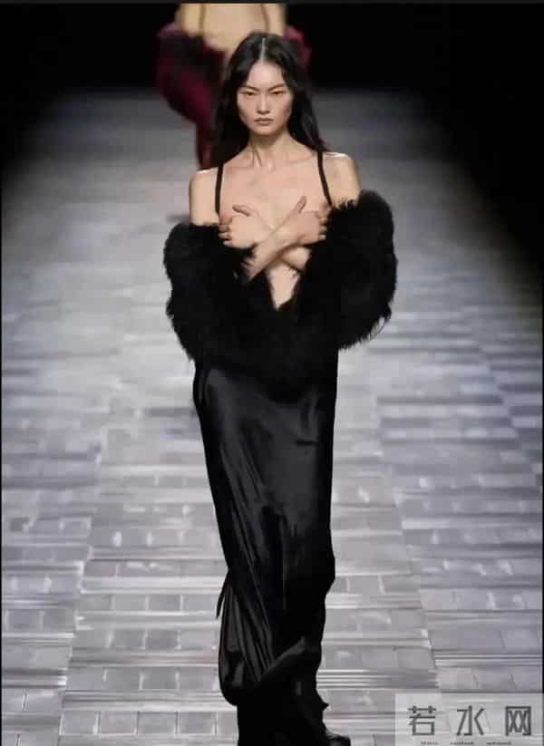 台湾女星上节目体验正骨,穿紧身衣多次走光,内衣被解仍配合演出