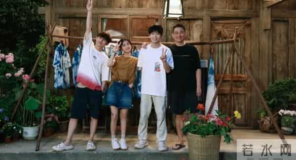 矮个男星虚报身高，穿高跟鞋、踩箱子，跟女明星同框就原形毕露