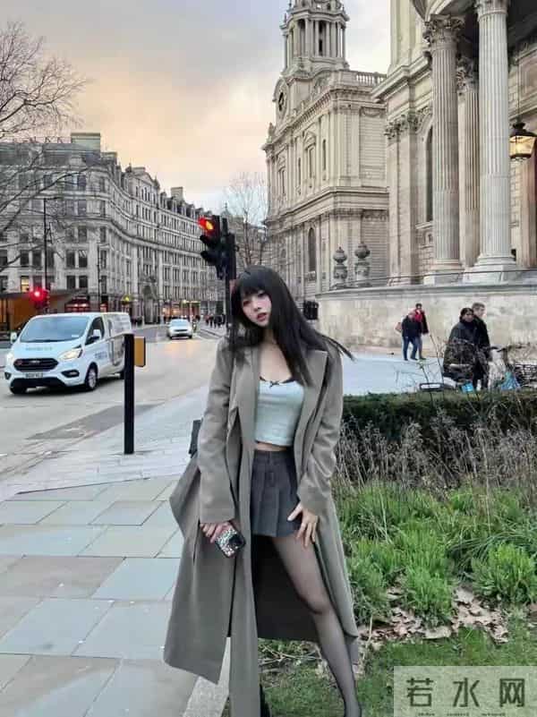 汪峰大女儿小苹果20岁生日，哂和帅气男生拥抱合影疑是公开恋情