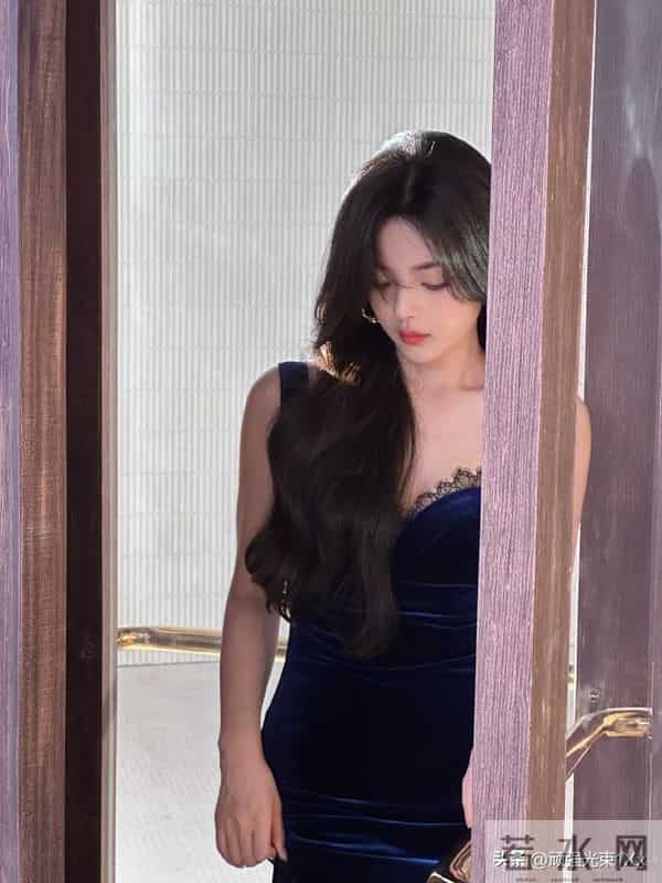 杨超越蕾丝边显得好性感