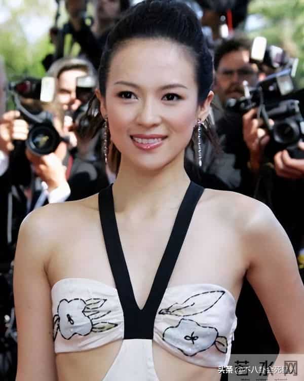 雷人肚兜、辣眼透视装?女星早年奇葩红毯,美貌成“灾难”