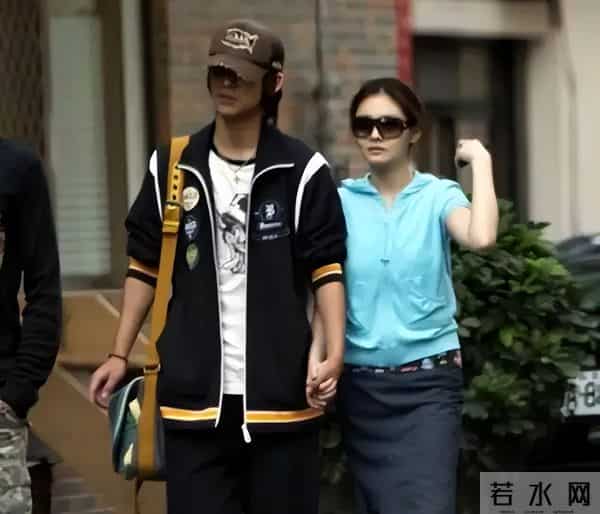 蓝正龙一家四口很温馨,周渝民夫妻合照超甜蜜,没娶大S都很幸福