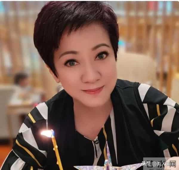 郭靖师傅~斑斑,主持过央视春晚,前夫惠天赐,姐姐森森