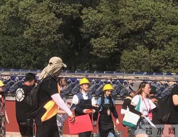 杨幂冯绍峰合体录综艺 两人戴安全帽合作笑容不断