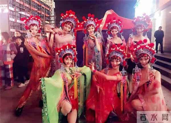 穿比基尼的“京剧”算是国粹吗？老人不敢正视，年轻人瞪大眼