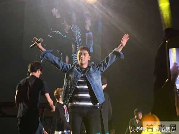 超惊险!BIGBANG大声开唱玩掉麦克风 胜利偷婊T.O.P