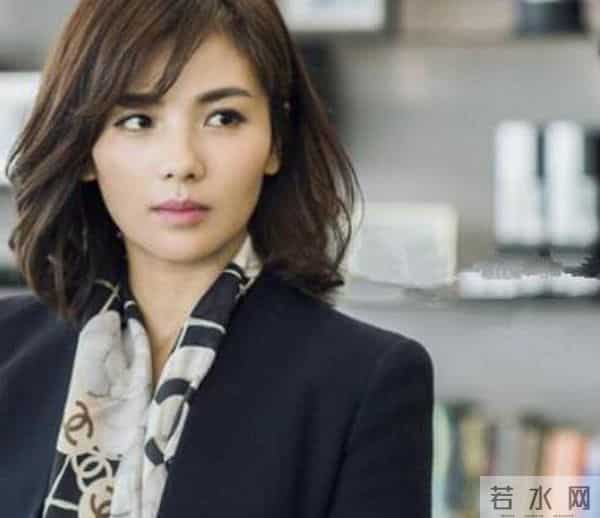 42岁刘涛新剧遭吐槽,开播28分钟就激吻?背后拥抱气氛好暧昧